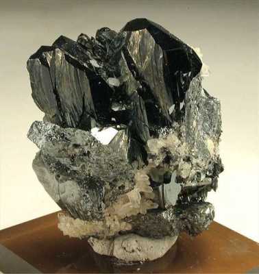 赤铁矿的晶体形状是什么样（赤铁矿的晶体结构）